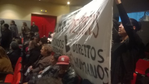 Activistas em protesto na Assembleia Municipal da Amadora